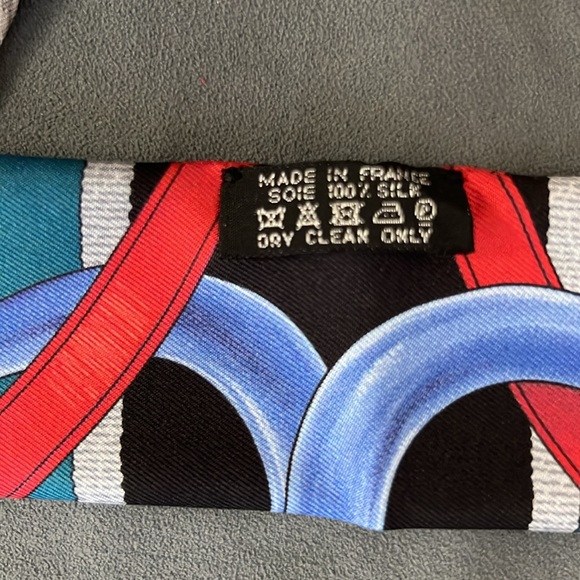 Hermes scarf 33x2”
Wore one time only, excellent condition - Picture 4 of 10